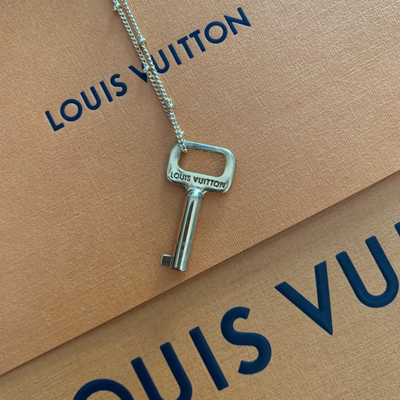 π Closet closing! Hurry..
Authentic Louis Vuitton key, transfer to necklace - Picture 3 of 8